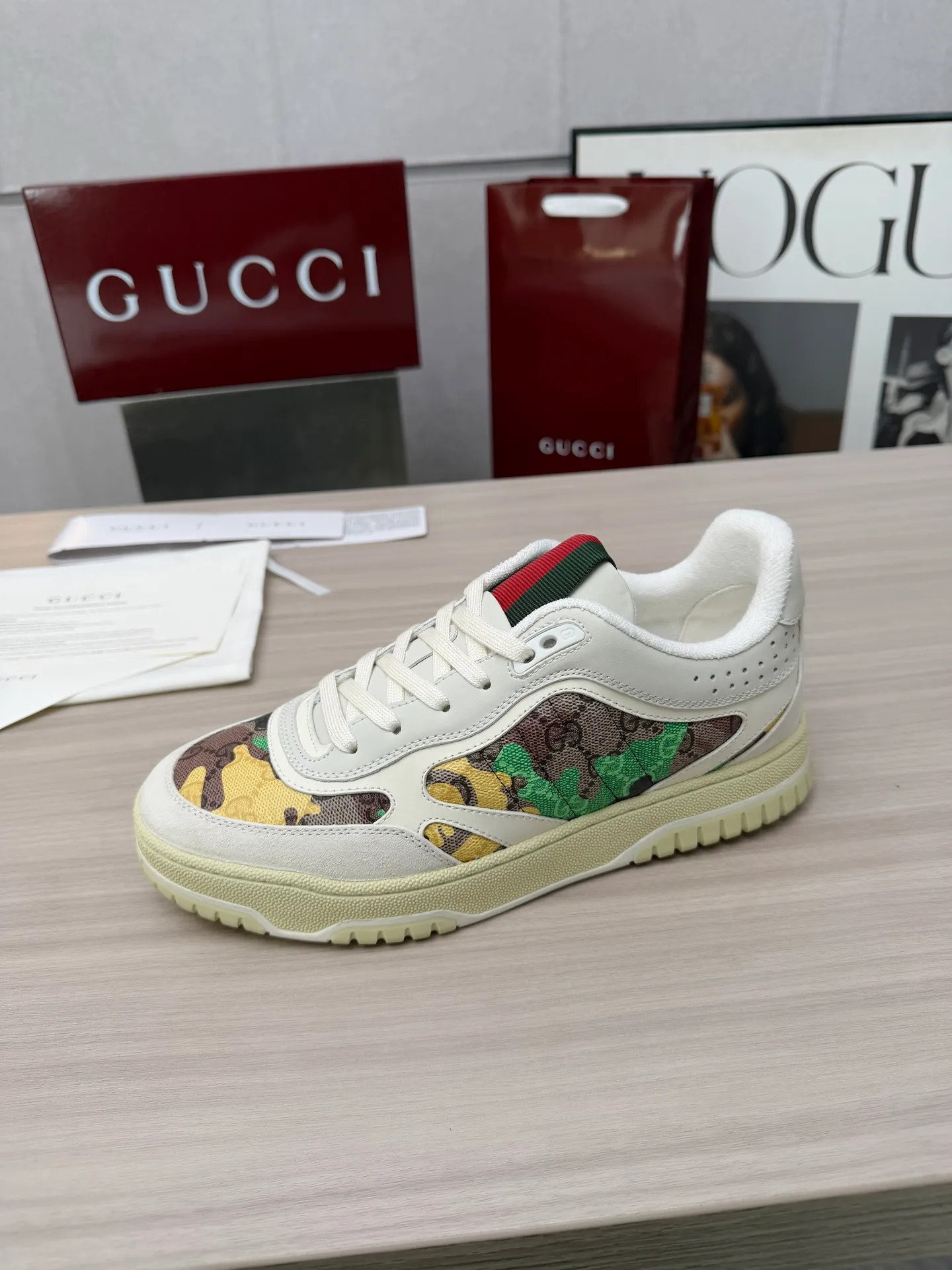 [G Home] P: 600💰 Men's Size: Men's 39-44 (45 custom-made) 🆕2025.GUCC Gucci original order quality The latest popular high and low top distressed couple sneakers series are shipped. Original purchase, development and production. This high and low top sneakers adopt a basketball-style silhouette design, cleverly integrated with hollow panels and distressed effects, showing unique ingenuity. The ingenuity incorporates brand logo details such as interlocking Double G styling accessories and Gucci lettering, a low-key tribute to the brand's design heritage. Exquisite packaging at the delivery counter 🛍📦 ▪️ Fabric: Original customized imported first-layer cowhide ▪️ Inner lining: Imported first-layer cowhide ▪️ Sole: Original molded two-color TPU sole ▪️ Sole thickness: 3cm
